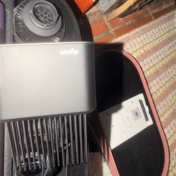 Dyson Packaging Box in Black and White - Picture 6 of 6